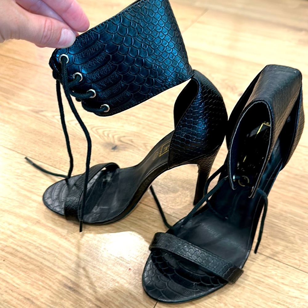 Stiletto heel with ankle straps black